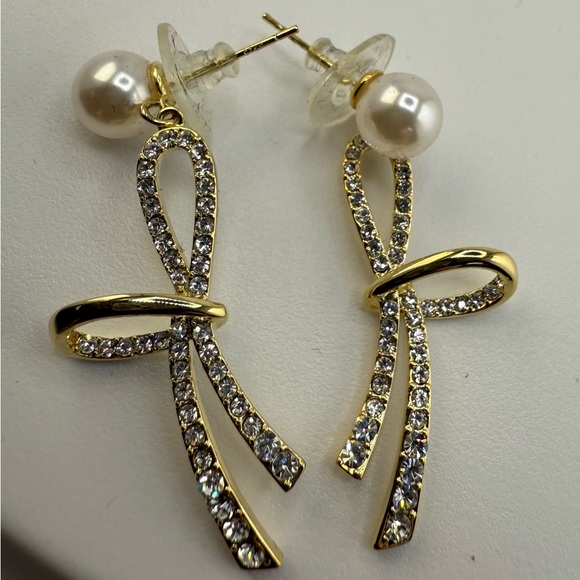Source Unknown Jewelry - CZ & Pearl Drop Earrings NEW! Gold In Color Perfect For Any Occasion